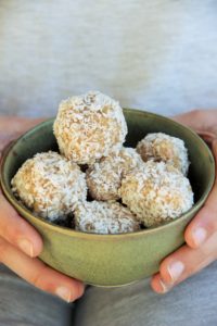 Energy balls vegan aux amandes, oranges sanguines et noix de coco (recette facile et rapide)