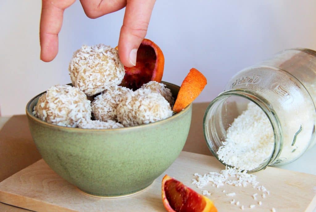 Energy balls vegan aux amandes, oranges sanguines et noix de coco (recette facile et rapide)