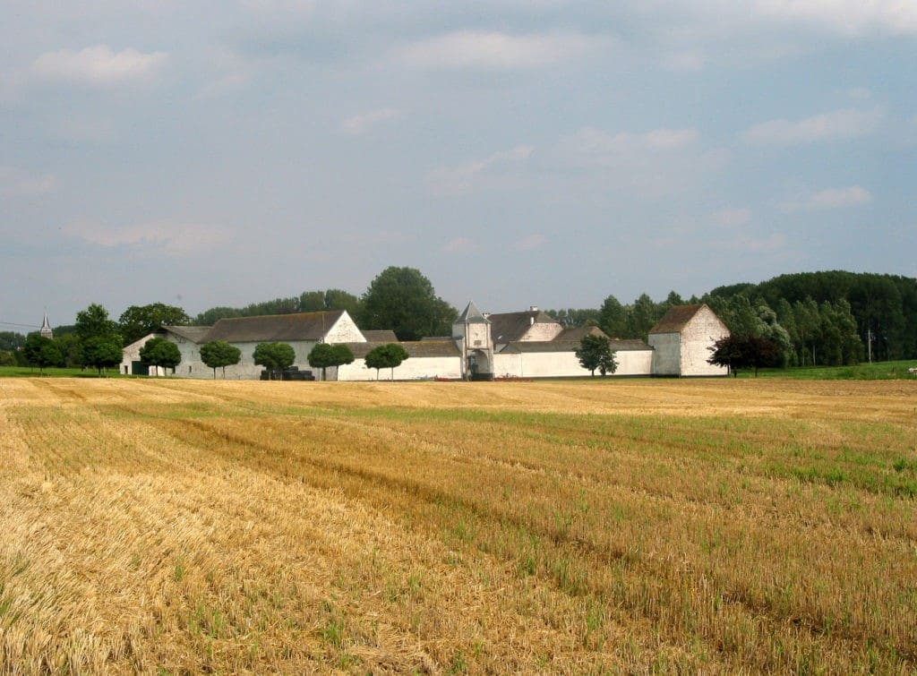 Découvrez la Hesbaye (Haspengouw) en vespa: des vergers à perte de vue, des châteaux, et de jolis villages!