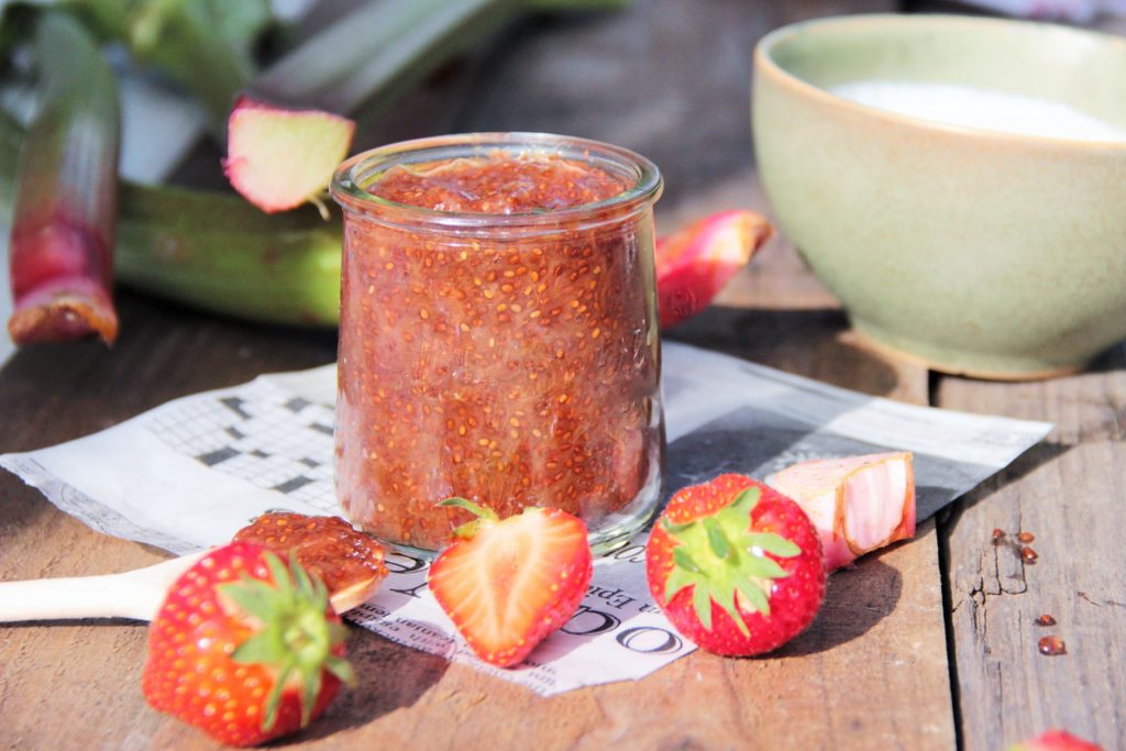 Découvrez ma délicieuse recette de confiture fraise - rhubarbe aux graines de chia