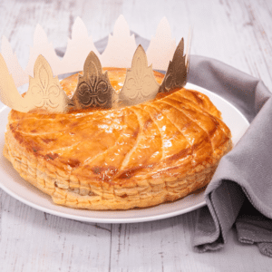 Réalisez votre propre galette des Rois "maison" grâce à ma recette facile et rapide. Découvrez aussi l'histoire de ce gâteau d'Epiphanie et toutes les versions possibles (vegan, au chocolat, à la pistache, à la crème de marron ou en version "sucettes").