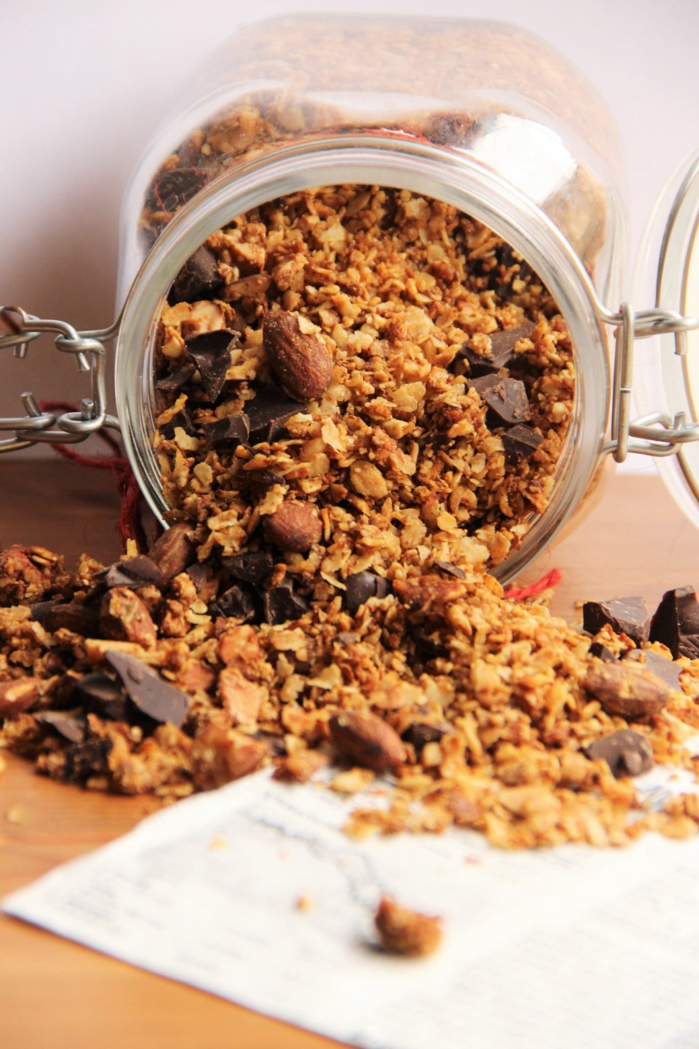 Céréales De Petit-déjeuner En Pot Muesli Sain Avec Flocons D'avoine, Noix  Et Raisins Secs Sur Tableau Noir