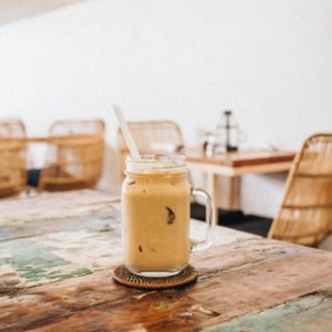Découvrez cette recette de café frappé vegan hyper facile et rapide à réaliser