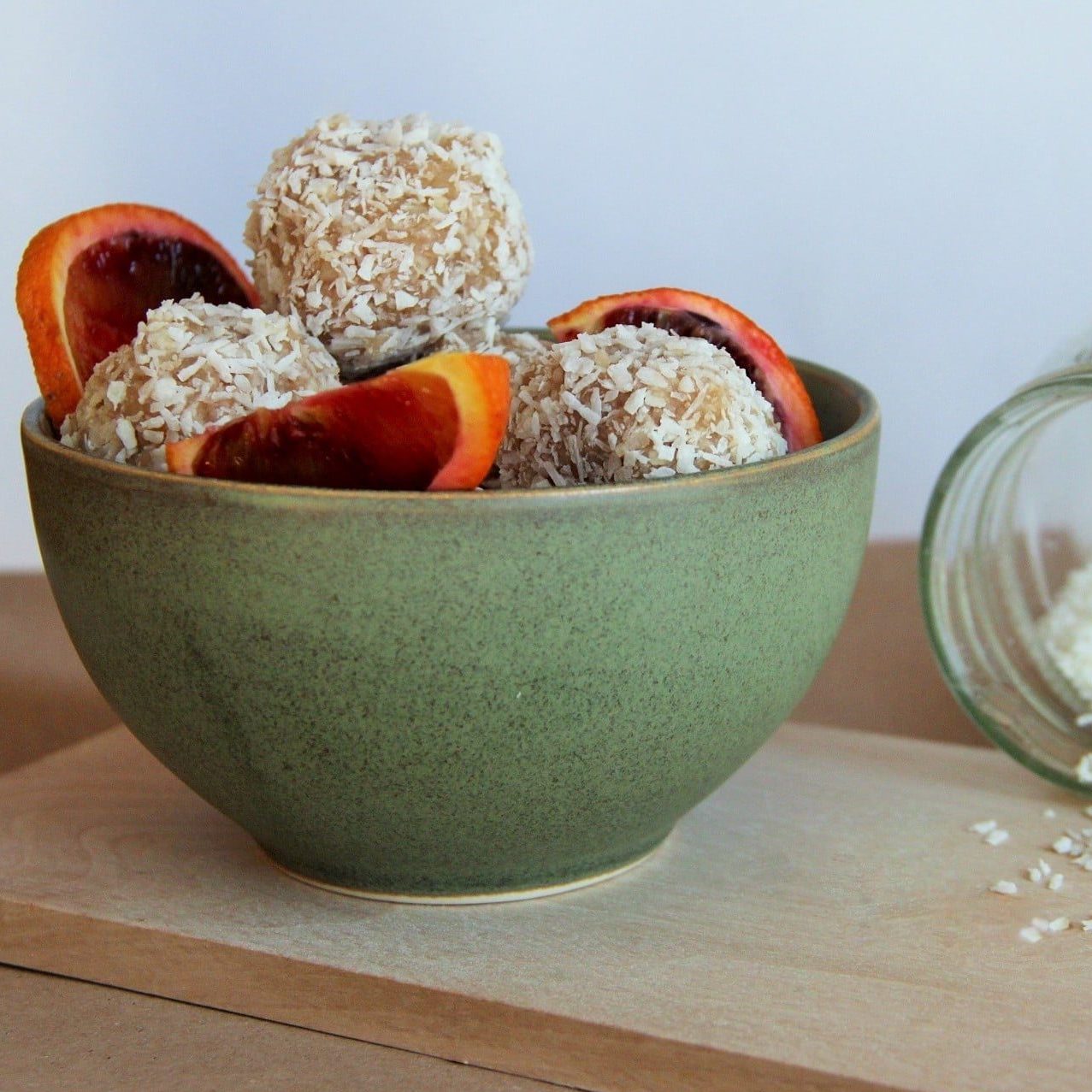 Energy balls vegan crues aux amandes, orange et noix de coco