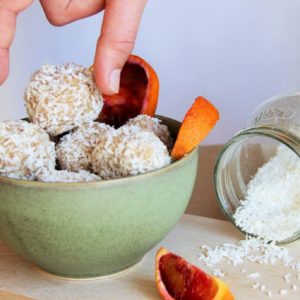 Energy balls vegan crues aux amandes, orange et noix de coco