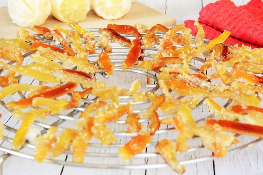 Orangettes: recette facile et rapide qui vous permettra de recycler désormais vos épluchures d’oranges et de citrons pour en faire de délicieuses friandises « maison ». 