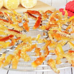 Orangettes: recette facile et rapide qui vous permettra de recycler désormais vos épluchures d’oranges et de citrons pour en faire de délicieuses friandises « maison ».