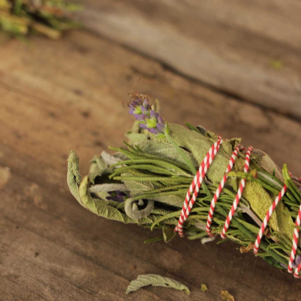 Comment faire un smudge stick (bâton de fumigation)?