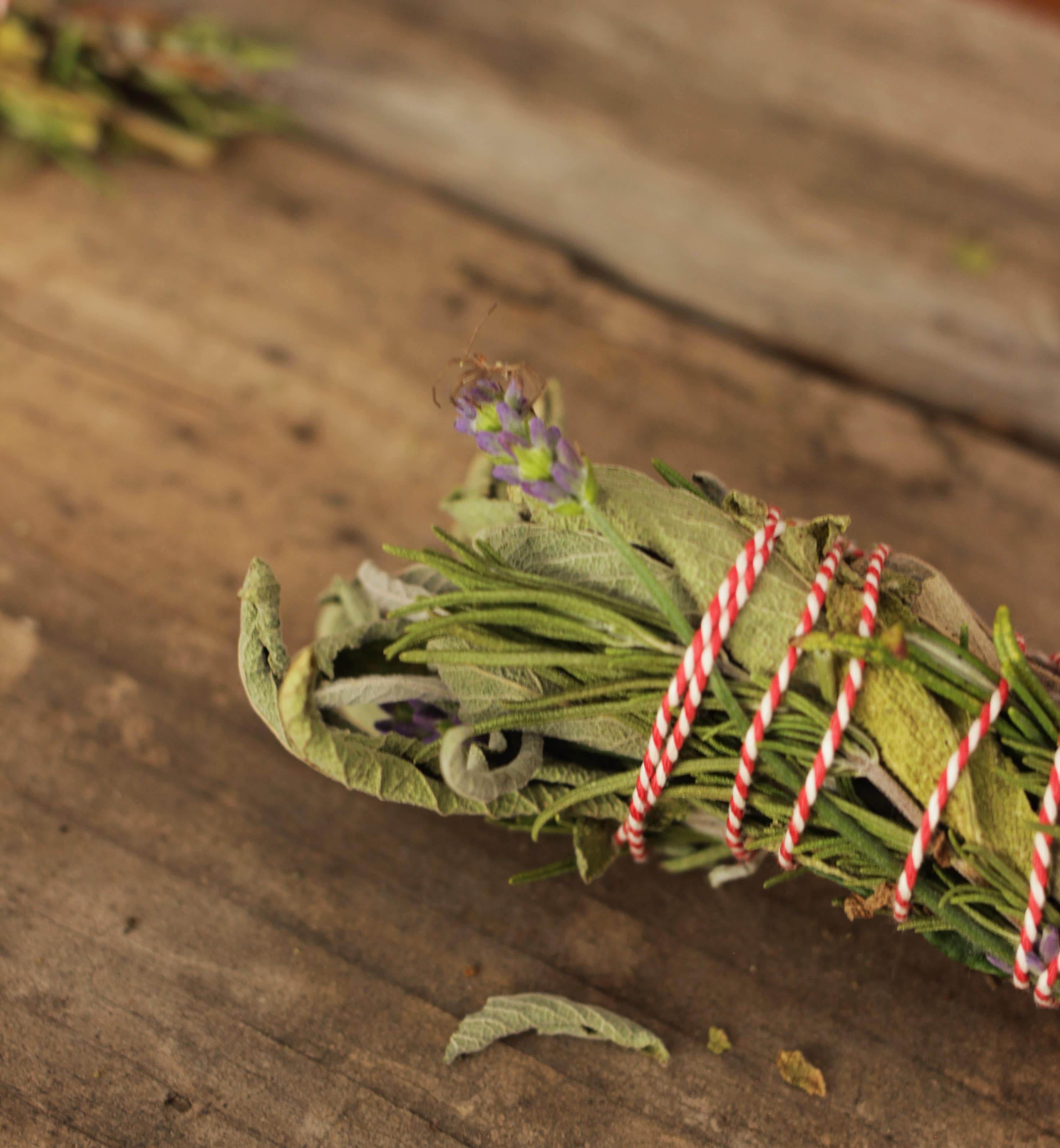 Comment faire un smudge stick (bâton de fumigation)?