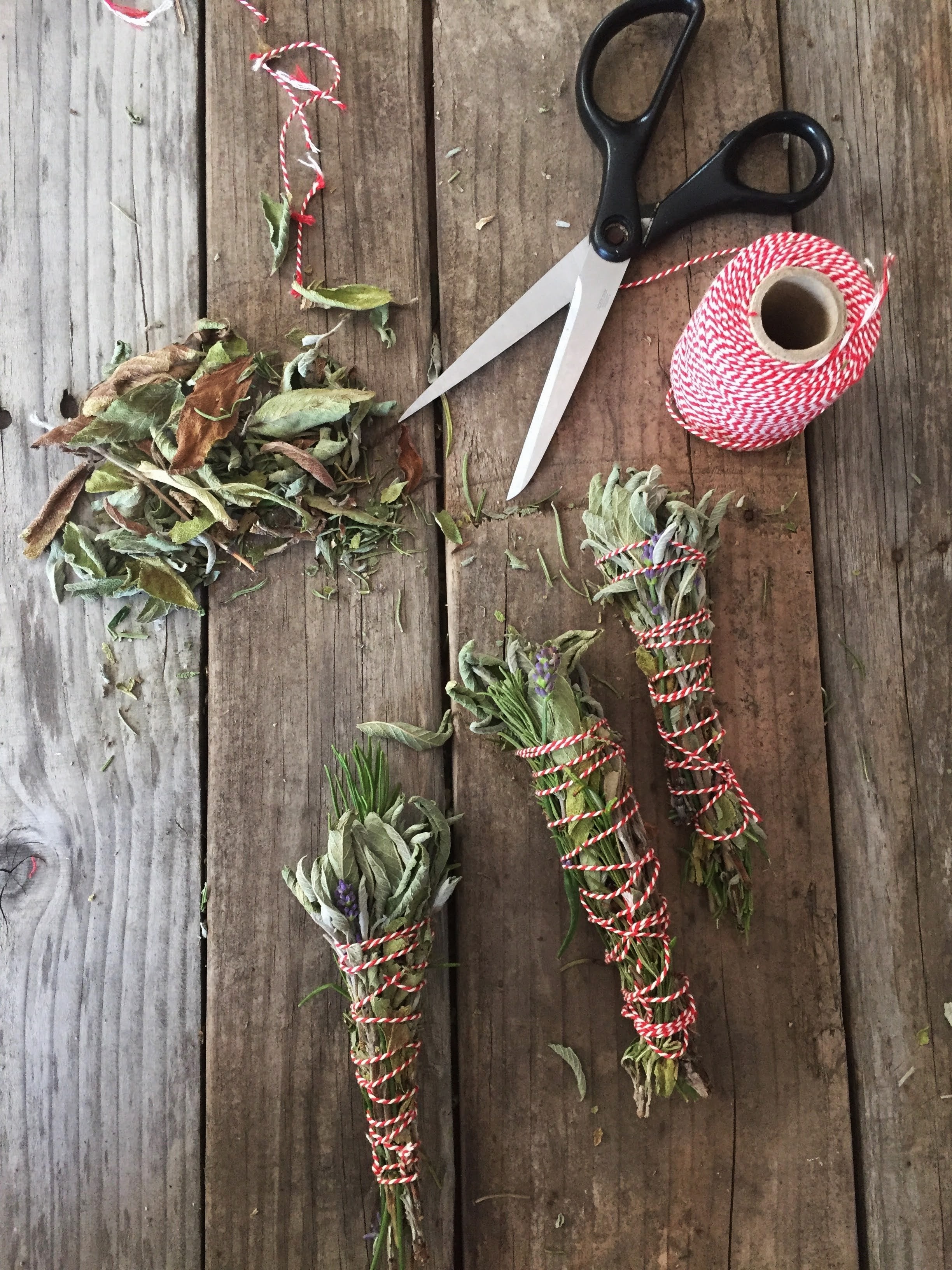 Comment fabriquer un bâton de fumigation (smudge stick) en 5 étapes