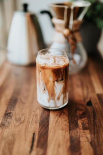 Découvrez ma délicieuse recette de café frappé veganrapide et facile à réaliser, basée sur la recette traditionnelle grecque et italienne du frappuccino.