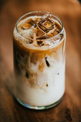 Découvrez ma délicieuse recette de café frappé veganrapide et facile à réaliser, basée sur la recette traditionnelle grecque et italienne du frappuccino.