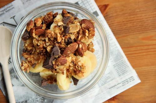 Comment préparer du granola maison? Testez ma recette facile et gourmande, bien plus saine que celles du commerce. 