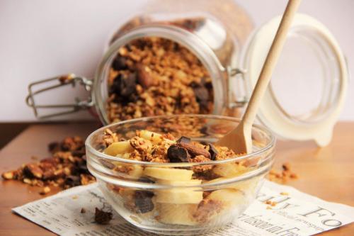 Comment préparer du granola maison? Testez ma recette facile et gourmande, bien plus saine que celles du commerce.