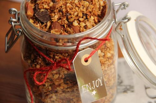 Comment préparer du granola maison? Testez ma recette facile et gourmande, bien plus saine que celles du commerce. 