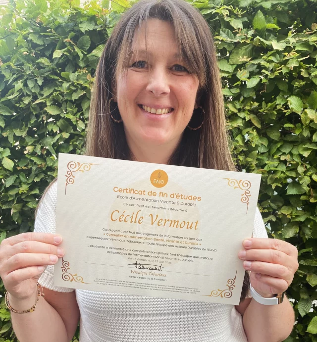 • 🥳🧑🏻‍🎓Une corde de plus à mon arc 🧑🏻‍🎓🥳

___ Après 2 années riches d’apprentissage, de doutes, de révélations… je suis heureuse et fière de vous annoncer que je suis désormais certifiée Conseillère en alimentation vivante et durable !🌱💚

✨ Cette nouvelle étape va me permettre de vous accompagner encore plus en profondeur vers une santé au naturel, grâce à une alimentation saine, régénératrice et alignée avec votre profil naturopathique.

Je suis infiniment reconnaissante envers toute l’équipe de l’@EAVD pour avoir placé sur mon chemin :
🌟 des enseignants et orateurs d’exception,
🌸 des collègues-assistantes formidables, devenues de véritables partenaires de 💞,
🙏 et un environnement d’apprentissage empreint de bienveillance, d’écoute et de joie.

Non, ce parcours n’a pas toujours été lisse. Mais lorsqu’on avance avec le cœur, c’est toujours le meilleur qui en ressort.
On dit que quand on donne, on reçoit : cette formation n’a fait que confirmer ce merveilleux adage ✨

🙏🏻 Merci à tous ceux et celles qui m’ont soutenue de près ou de loin,… la suite s’annonce passionnante 🌿

#alimentationvivante ivante #santénaturelle aturelle #alimentationdurable urable #Naturopathie #Conseillèreenalimentation #Santéholistique #bienmangerpourbienvivre ienVivre #Nutritionconsciente #Alimentationrégénératrice #naturopathebelge
