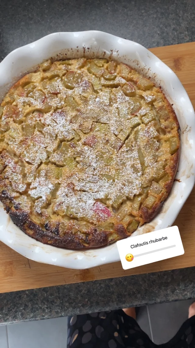 👩🏻‍🍳 | Clafoutis à la rhubarbe maison 🍰
___ Quand la rhubarbe du jardin crie « Mange-moi ! », on ne peut pas faire semblant de ne pas l’entendre 😏
Résultat ? Un clafoutis moelleux, fruité, légèrement acidulé… et sans prise de tête (ni pic de glycémie, promis 🙃).

💚 Version allégée & naturopathique :
– Lait végétal
– Sucre complet ou sirop d’érable
– Farine d’épeautre (ou sans gluten si besoin)
– Et une bonne dose d’amour… et de rhubarbe bien sûr 🌱

✨ Bonus : la rhubarbe est riche en fibres et en antioxydants.
Mais attention, les feuilles sont toxiques… donc on ne fait pas de pesto avec, ok ? 😅

🧁 Astuce : pour réduire l’acidité, faites dégorger les tronçons de rhubarbe avec un peu de sucre pendant 30 minutes avant cuisson.

#Recettesaine #Cuisinedesaison #Clafoutis #Rhubarbe  #Dessertfacile #cuisinenaturelle #santéaunaturel #rééquilibragealimentaire #naturopathieencuisine #belgianblogger 

💬 Et toi, tu préfères ton clafoutis avec des fruits rouges… ou t’oses la rhubarbe ?